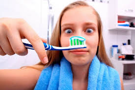 чистка зубов щеткой